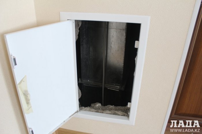 Жители 58 дома 11 микрорайона Актау пожаловались на администрацию расположенного на первом этаже кафе