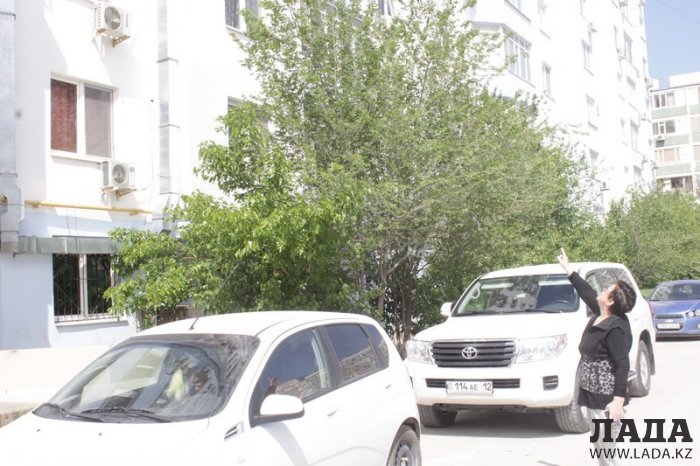 Жители 58 дома 11 микрорайона Актау пожаловались на администрацию расположенного на первом этаже кафе