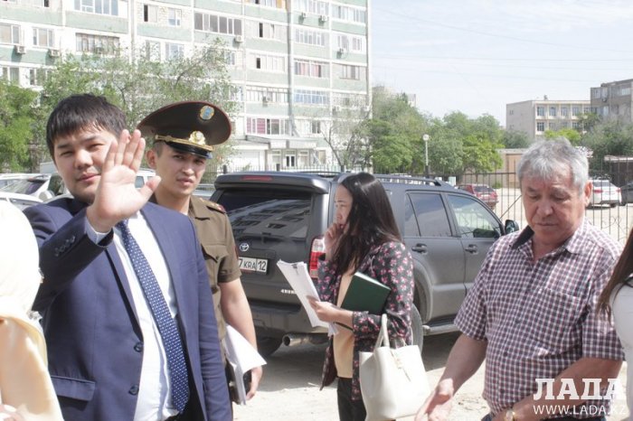 Жители 58 дома 11 микрорайона Актау пожаловались на администрацию расположенного на первом этаже кафе