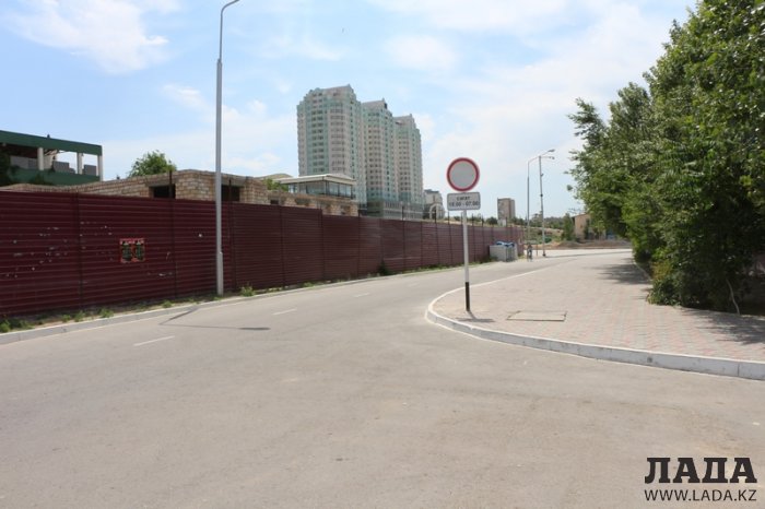 Ограничивающий движение транспорта знак установили на набережной в 7А микрорайоне Актау