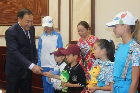 Адильбеку Ниязымбетову вручили ключи от двухкомнатной квартиры