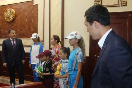 Адильбеку Ниязымбетову вручили ключи от двухкомнатной квартиры