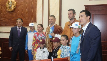 Путешественники из Венгрии намерены преодолеть путь от Актау до Астаны на лошадях