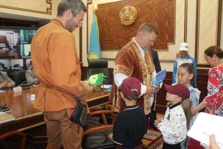 Путешественники из Венгрии намерены преодолеть путь от Актау до Астаны на лошадях