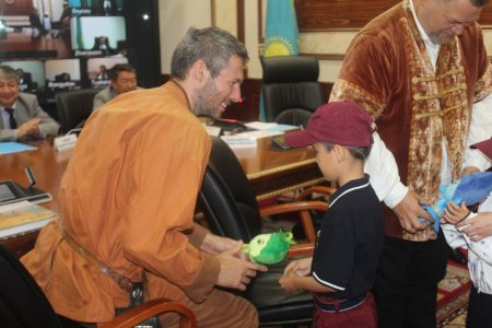 Путешественники из Венгрии намерены преодолеть путь от Актау до Астаны на лошадях