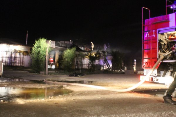 Четыре пожарных расчёта участвовали в ликвидации возгорания складов в Актау