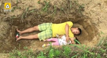 Китаец готовит больную 2-летнюю дочь к смерти играми в могиле 