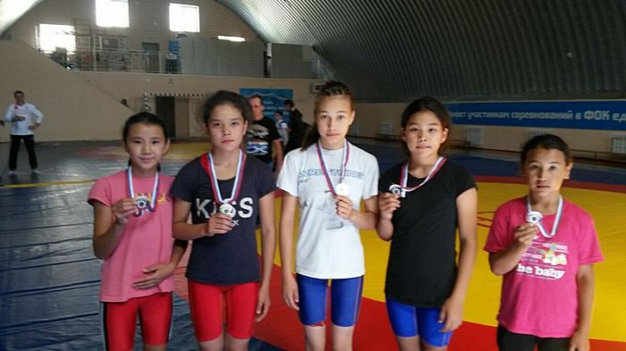 Спортсменки из Актау завоевали пять медалей на турнире по вольной борьбе в России