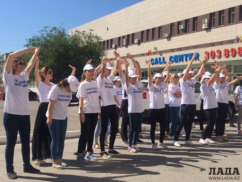 В канун Дня столицы медики городской поликлиники Актау провели флешмоб