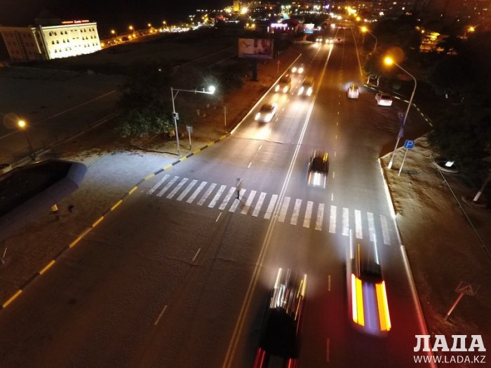 У пешеходного перехода в 5 микрорайоне Актау установили интеллектуальную систему уличного освещения