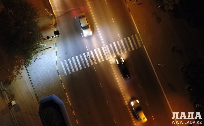 У пешеходного перехода в 5 микрорайоне Актау установили интеллектуальную систему уличного освещения