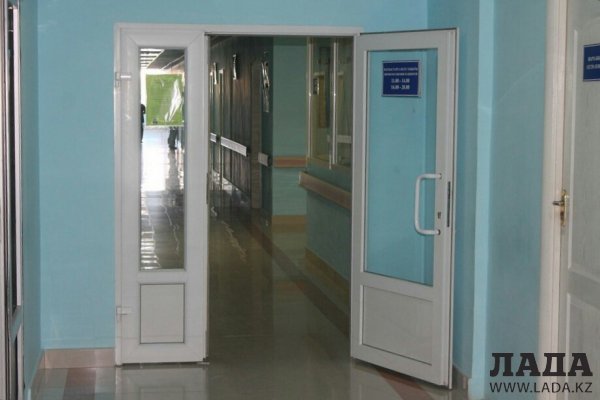 На пешеходном переходе в Актау водитель сбил девушку и скрылся с места ДТП