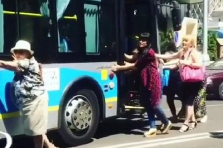 Пользователи соцсетей обсуждают ролик с толкающими троллейбус женщинами