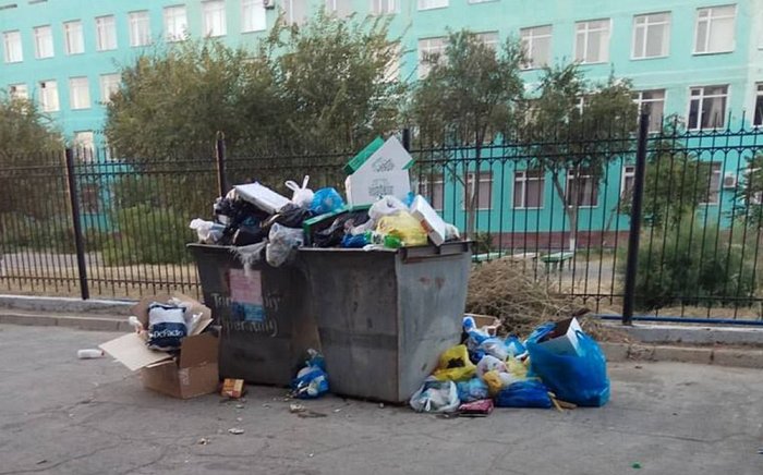ТОО «Caspiy Оperating»: Припаркованные автомобили вдоль контейнеров мешают вывозу мусора