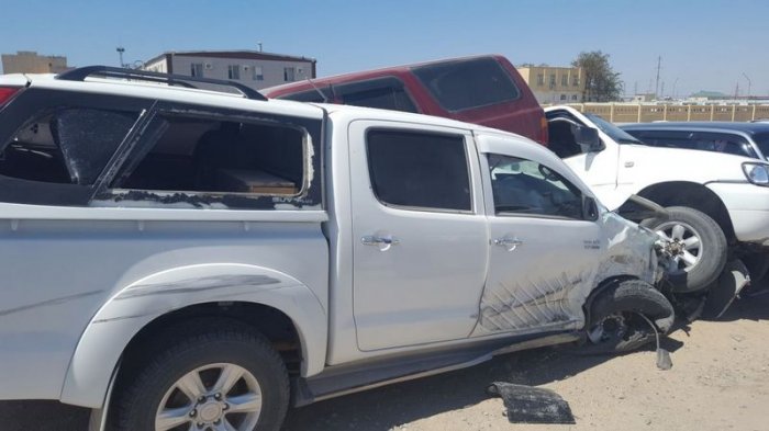 В Актау автомобиль Toyota Hilux протаранил три припаркованные на обочине машины