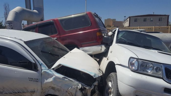 В Актау автомобиль Toyota Hilux протаранил три припаркованные на обочине машины