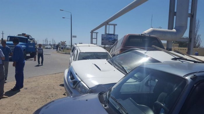 В Актау автомобиль Toyota Hilux протаранил три припаркованные на обочине машины