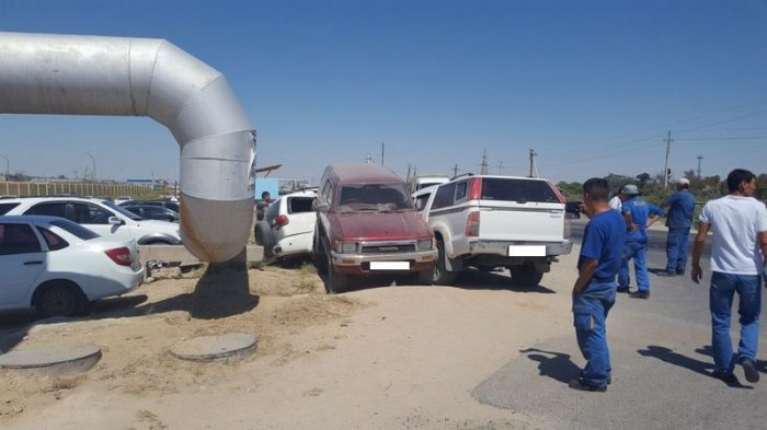 В Актау автомобиль Toyota Hilux протаранил три припаркованные на обочине машины
