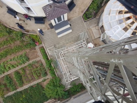 Париж во дворе. Житель Астаны сдает в аренду "Эйфелеву башню"
