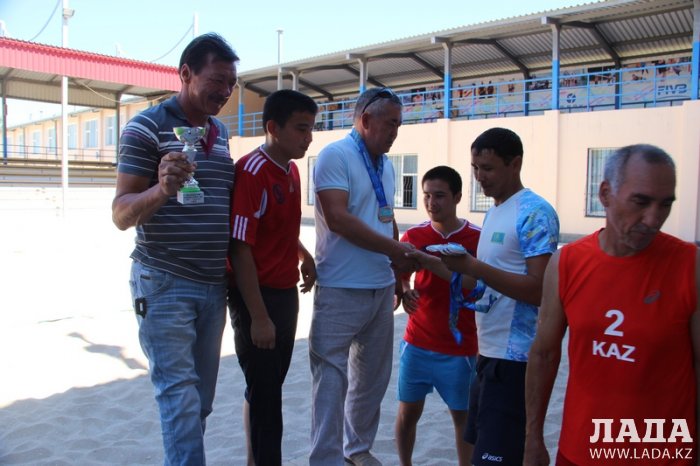 Чемпионом Казахстана по пляжному волейболу среди инвалидов стала команда из Актау