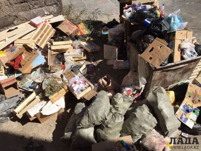 Жители Актау пожаловались на скопление мусора у жилых домов