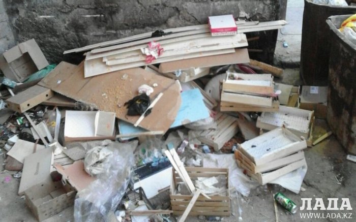 Жители Актау пожаловались на скопление мусора у жилых домов