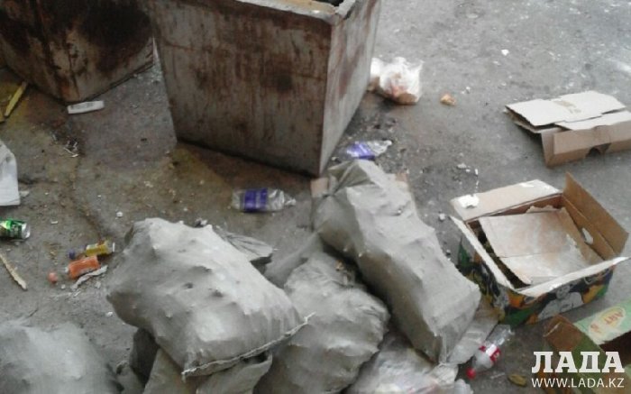 Жители Актау пожаловались на скопление мусора у жилых домов