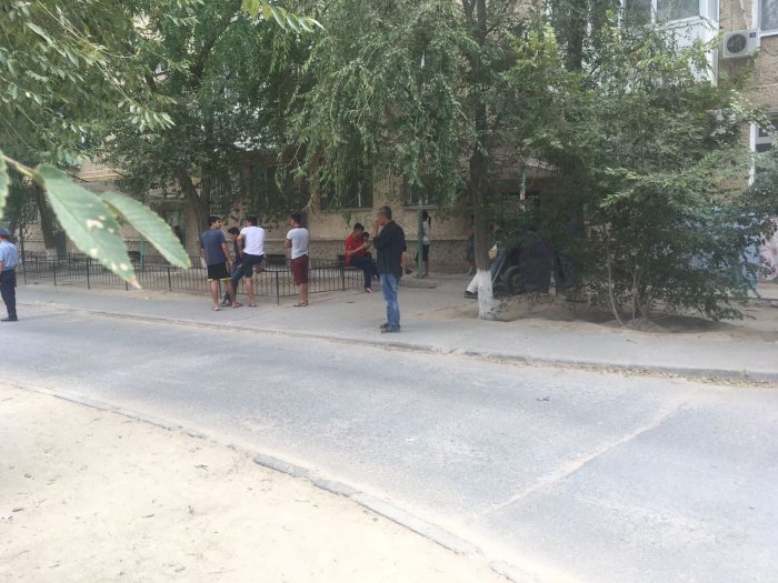 Жители 11 микрорайона Актау рассказали о задержании вооруженного мужчины