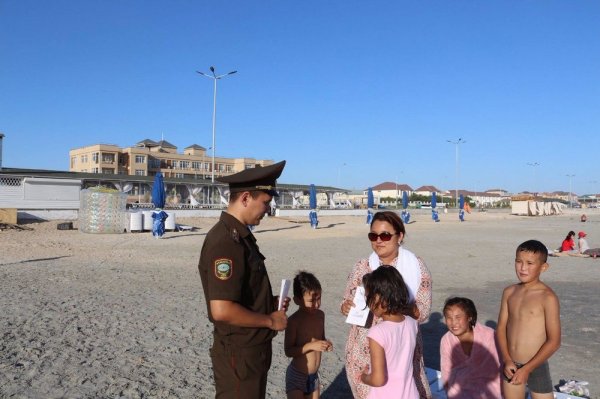 На «Солдатском» пляже Актау установили спасательную вышку