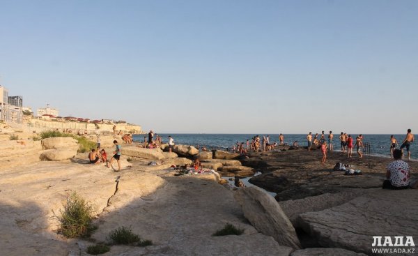 На «Солдатском» пляже Актау установили спасательную вышку