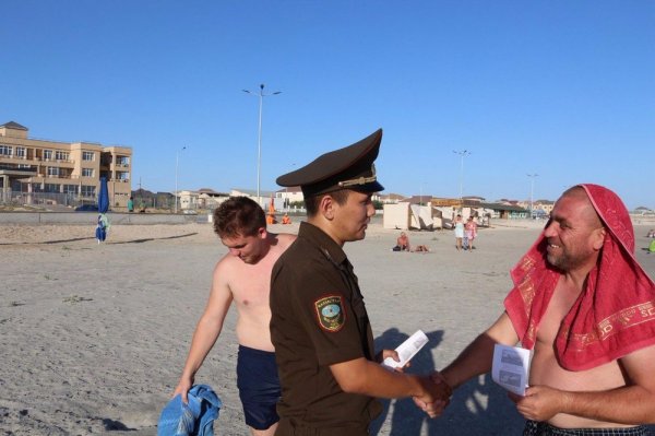 На «Солдатском» пляже Актау установили спасательную вышку