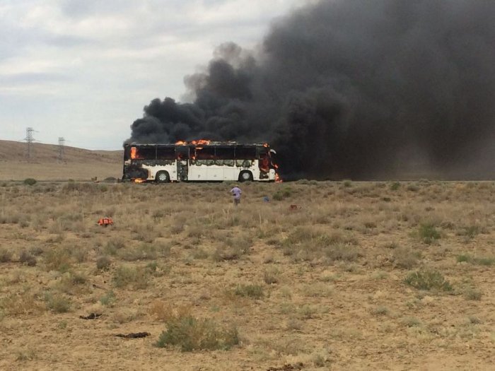 На трассе Актау-Каражанбас сгорел пассажирский автобус