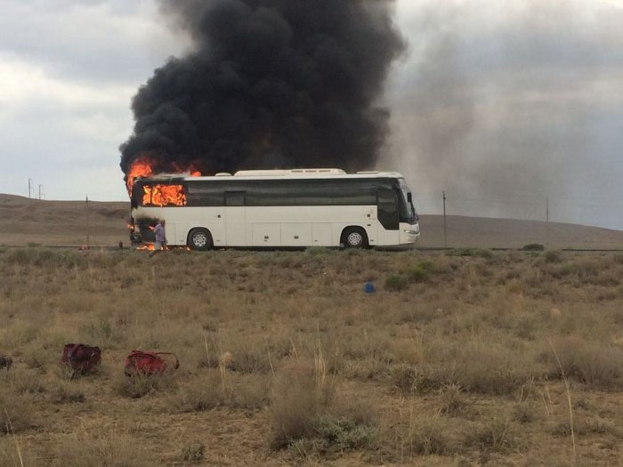На трассе Актау-Каражанбас сгорел пассажирский автобус