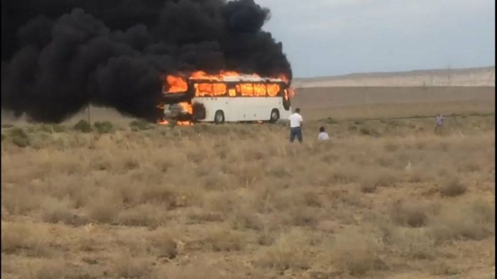 На трассе Актау-Каражанбас сгорел пассажирский автобус