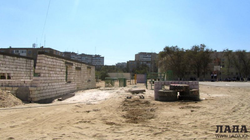 Нурлыбек Койжанов: У школы №10 в 11 микрорайоне Актау строят крытый спортивный зал