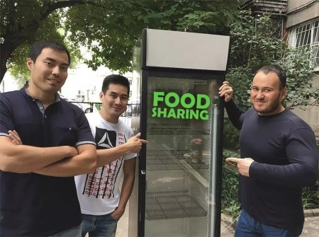 Холодильники с бесплатной едой появились на улицах Алматы