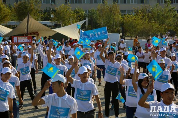 В Актау самому юному участнику марафона по спортивной ходьбе подарили велосипед