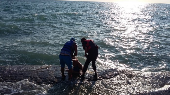 В Актау спасли тонущего 40-летнего мужчину