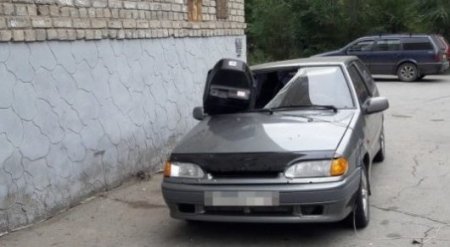 Полиция Костаная ищет хулигана, сбросившего телевизор на автомобиль
