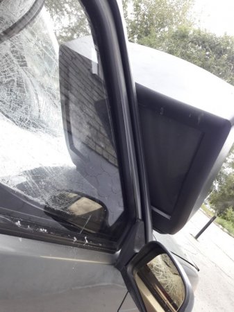 Полиция Костаная ищет хулигана, сбросившего телевизор на автомобиль