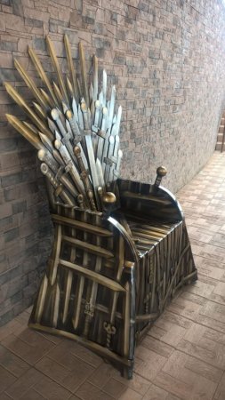 Копию железного трона из "Игры престолов" установили в Павлодаре