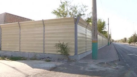 Жителей микрорайона в Шымкенте огородили двухметровой стеной