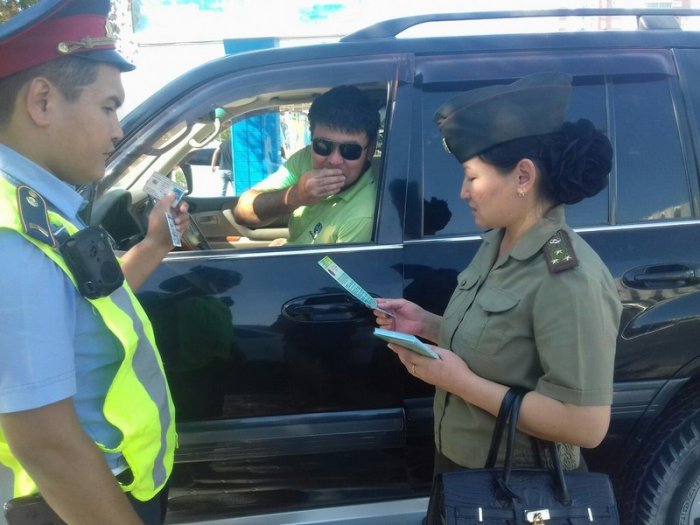 В Актау пожарные продемонстрировали автовладельцам правила пользования огнетушителем