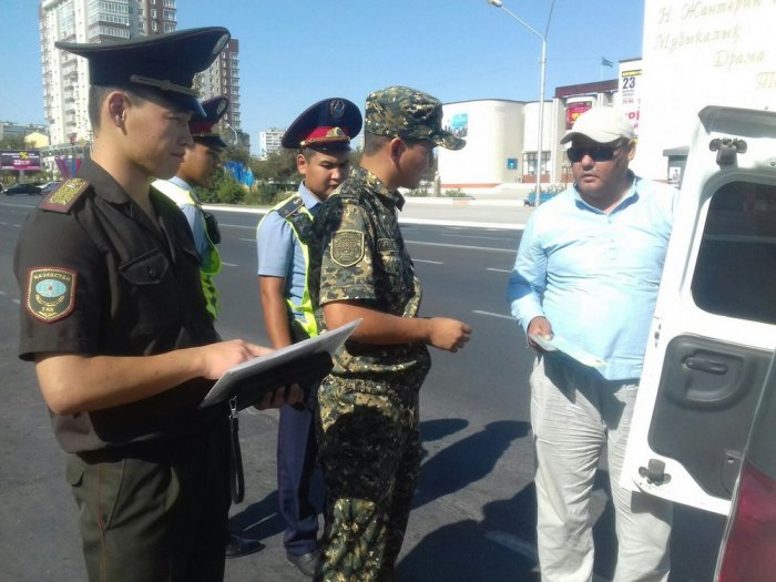 В Актау пожарные продемонстрировали автовладельцам правила пользования огнетушителем