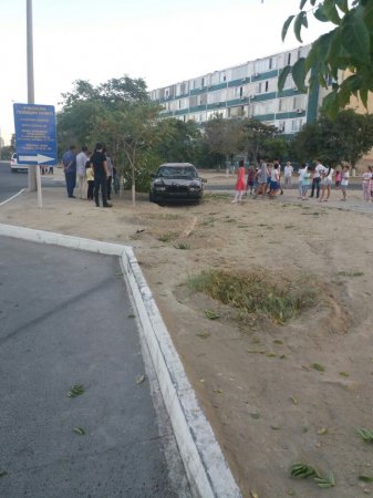 В 12 микрорайоне Актау перевернулся автомобиль