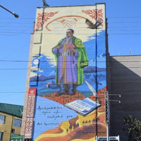 Одно из самых масштабных изображений Абая появилось на доме в Усть-Каменогорске