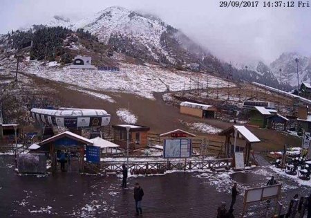 В Алматы выпал снег, на Шымбулаке слепили первого снеговика