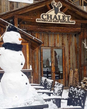 В Алматы выпал снег, на Шымбулаке слепили первого снеговика