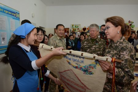 В Мангистауской школе-интернате пожаловались Дариге Назарбаевой на отсутствие бюджетных средств для покупки учебников
