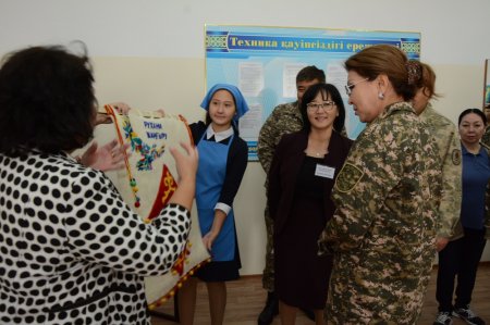 В Мангистауской школе-интернате пожаловались Дариге Назарбаевой на отсутствие бюджетных средств для покупки учебников